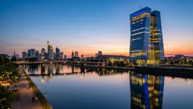 صورة واقعية لمبنى البنك المركزي الأوروبي في فرانكفورت عند الغسق مع انعكاس الإضاءة على نهر الماين في ظل قرارات أسعار الفائدة أبريل 2026