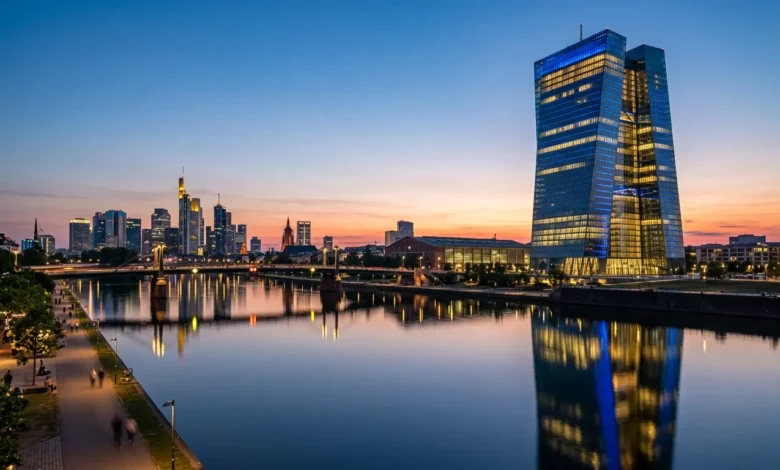 صورة واقعية لمبنى البنك المركزي الأوروبي في فرانكفورت عند الغسق مع انعكاس الإضاءة على نهر الماين في ظل قرارات أسعار الفائدة أبريل 2026