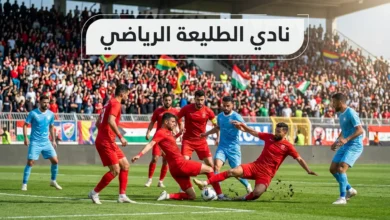 لاعبو نادي الطليعة الرياضي بقمصانهم الحمراء خلال مباراة كرة قدم حماسية في الملعب البلدي بحماة.