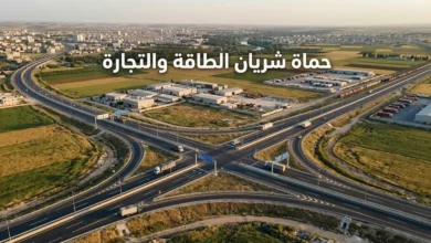 صورة جوية لطرق ومحاور رئيسية في محافظة حماة تظهر حركة شاحنات النقل والتجارة بما يعكس دورها كشريان الطاقة والتجارة في سوريا