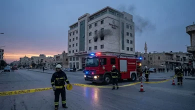 رجال الإطفاء والدفاع المدني يؤمنون موقع حريق فندق حماة لإنقاذ المصابين.