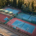 جانب من ملاعب التنس خلال انطلاق بطولة الجمهورية بكرة المضرب في حماة للفئات العمرية.