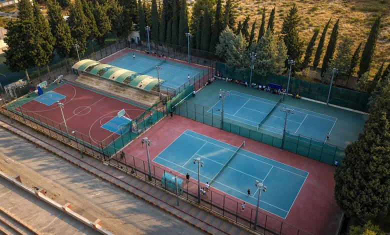 جانب من ملاعب التنس خلال انطلاق بطولة الجمهورية بكرة المضرب في حماة للفئات العمرية.