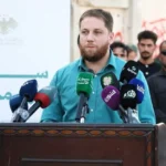 محافظ حماة عبد الرحمن السهيان يلقي كلمة في أثناء إطلاق الحزمة الأولى من مشاريع سوريا بلا مخيمات في سهل الغاب.