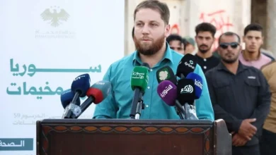 محافظ حماة عبد الرحمن السهيان يلقي كلمة في أثناء إطلاق الحزمة الأولى من مشاريع سوريا بلا مخيمات في سهل الغاب.