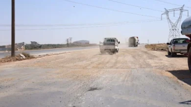 أعمال قشط وتمهيد التربة في أثناء صيانة طريق حماة سلمية لرفع مستوى السلامة المرورية.