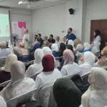 أطباء وكوادر طبية في مستشفى التوليد والأطفال بحماة في أثناء محاضرة تعريفية حول نظام روبسون العالمي لتصنيف الولادات القيصرية.