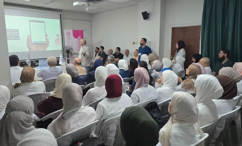 أطباء وكوادر طبية في مستشفى التوليد والأطفال بحماة في أثناء محاضرة تعريفية حول نظام روبسون العالمي لتصنيف الولادات القيصرية.