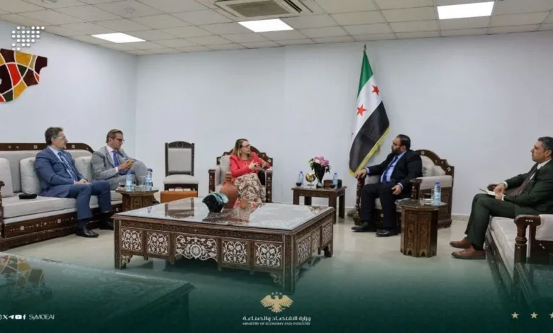 لقاء نائب وزير الاقتصاد باسل عبد الحنان مع مارغريت شرامبوك لبحث فرص الاستثمار في سوريا وتوطين التكنولوجيا الصناعية.