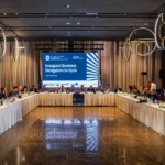 صورة لاجتماع الطاولة المستديرة بين وفد اقتصادي أميركي ومسؤولين سوريين في دمشق لبحث فرص الاستثمار.