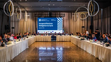 صورة لاجتماع الطاولة المستديرة بين وفد اقتصادي أميركي ومسؤولين سوريين في دمشق لبحث فرص الاستثمار.