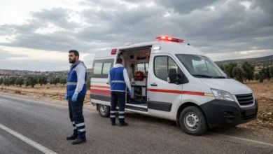 سيارة إسعاف وطواقم طبية تستجيب لحالات الطوارئ في ريف درعا لنقل المصابين جراء الغارات