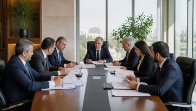 مسؤولون يناقشون مسودة مشروع قانون الخدمة المدنية في قاعة اجتماعات رسمية عصرية