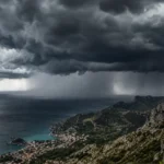 غيوم ركامية داكنة وعواصف رعدية تقترب من مناطق سكنية